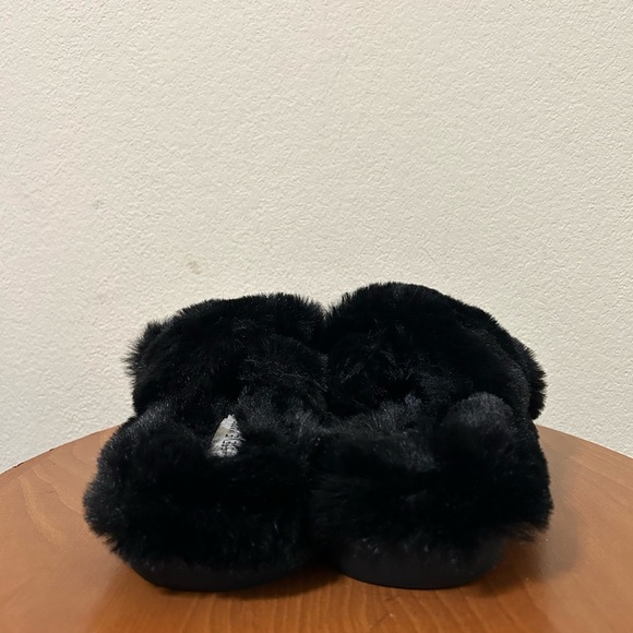 NEW Steve Madden Women's Faux Fur Criss Cross Slippers Black Size 7-8 Slip On - Picture 3 of 8